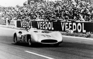 Großer Preis von Frankreich in Reims, 4. Juli 1954. Sieger Juan Manuel Fangio (Startnummer 18) auf Mercedes-Benz Formel-1-Rennwagen W 196 R mit Stromlinienkarosserie.