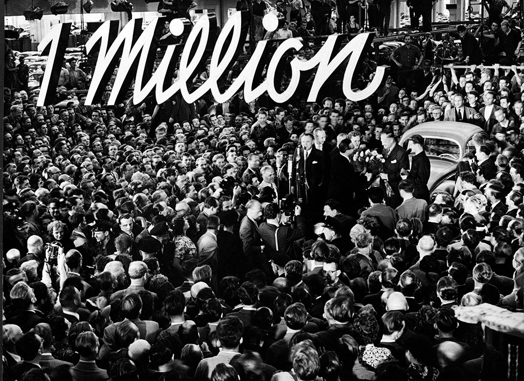 Tausende Mitarbeiter feierten am 5. August 1955 die erste Stückzahl-Million bei Volkswagen.