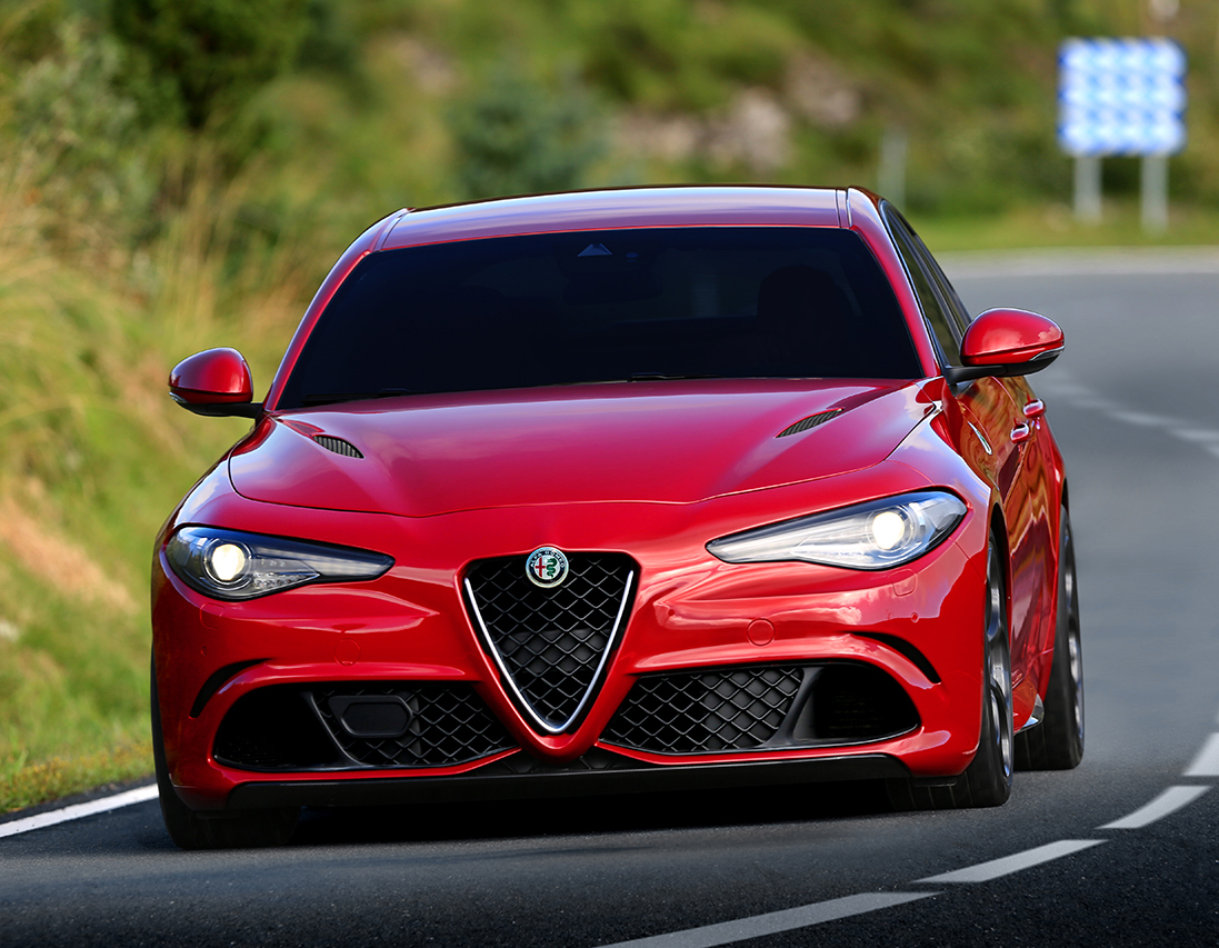 Highlight ist die neue Alfa Romeo Giulia Quadrifoglio, die perfekte Umsetzung des Konzeptes „La meccanica delle emozioni". Die Bestellbarkeit startet in Deutschland im vierten Quartal 2015 zu Preisen ab rund 72.000 Euro. Alfa Romeo 4C und Alfa Romeo 4C Spider stehen für die mehr als 100jährige Tradition der Marke im internationalen Motorsport. Seit 1923 ist das Quadrifoglio Verde - das vierblättrige Kleeblatt - Kennzeichen der erfolgreichen Rennwagen, seit 1964 auch der jeweils sportlichsten Serienfahrzeuge. Stellvertretend dafür steht der Klassiker Alfa Romeo Giulia T.I. Super auf dem Messestand.